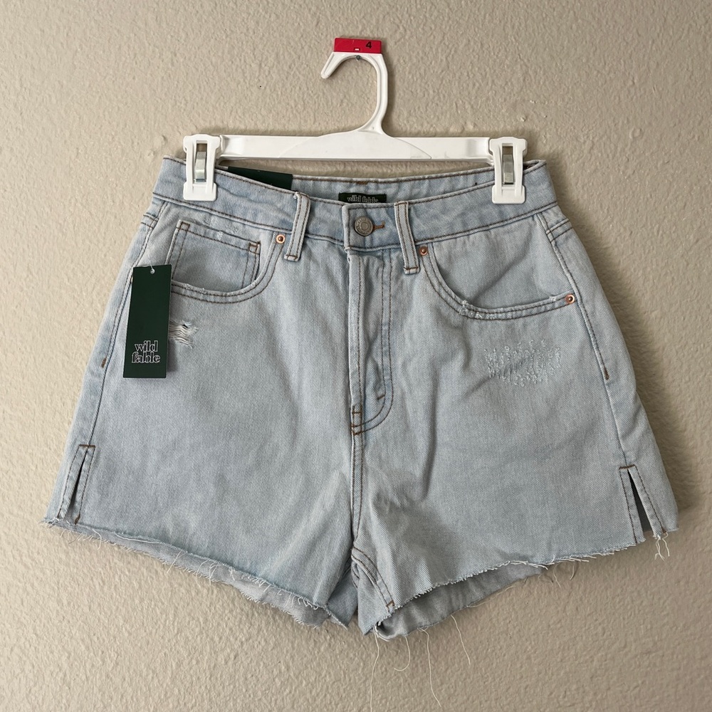 NWT Wild Fable Cutoff High Waist Light Wash Jean Shorts Size 4 2.5” Inseam